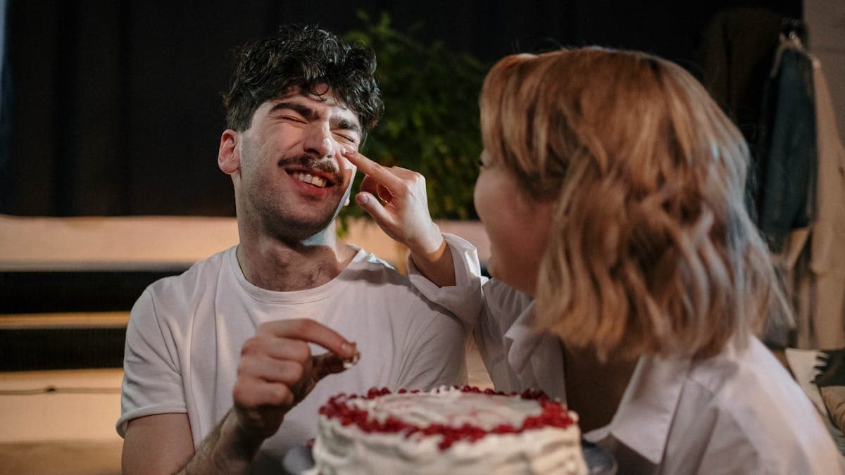 Romantic couple sharing a celebratory cake together for a sweet date night in Orlando